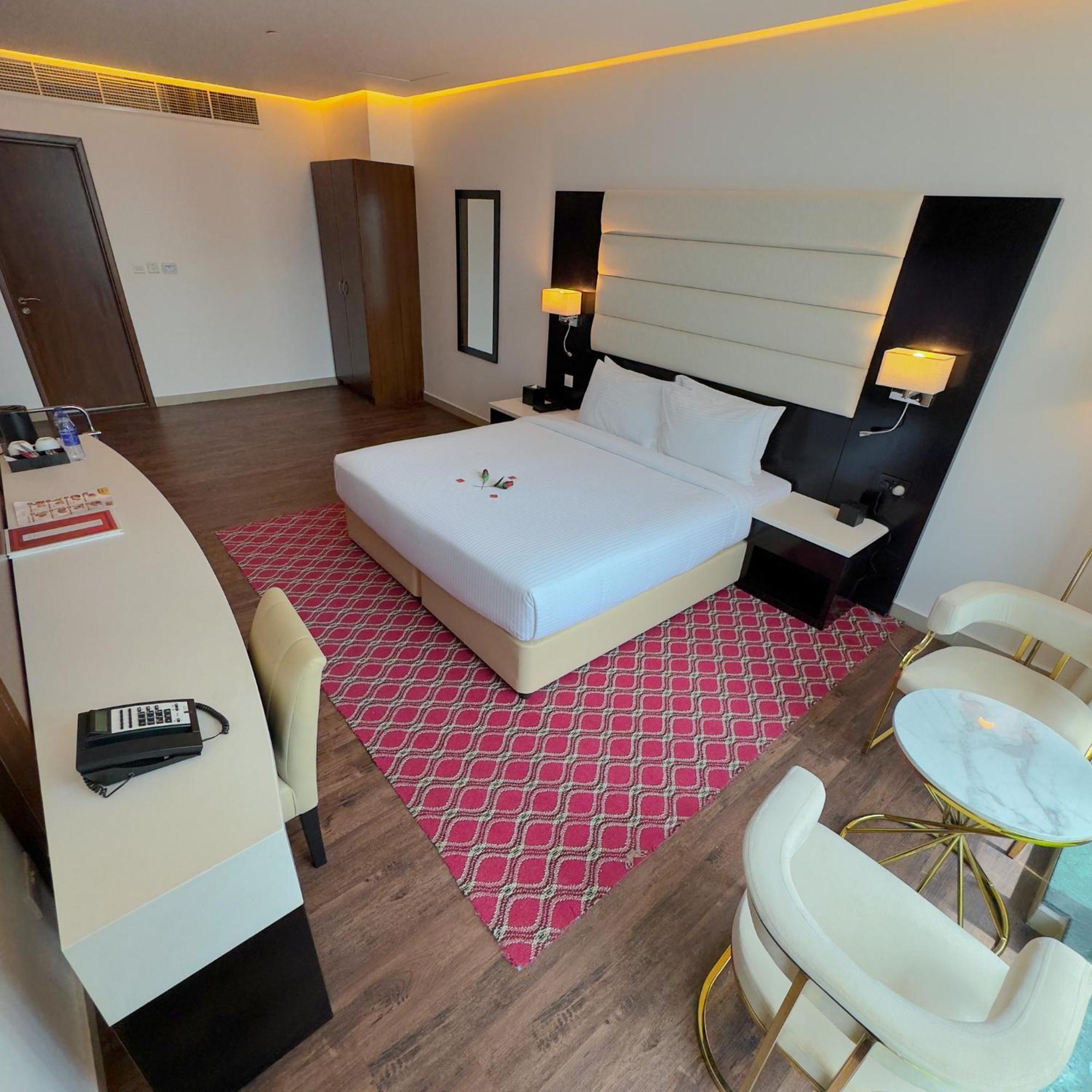 דובאי Sunday Mega Hotel Sheikh Zayed Road Near Difc Formerly Emirates Grand Hotel מראה חיצוני תמונה
