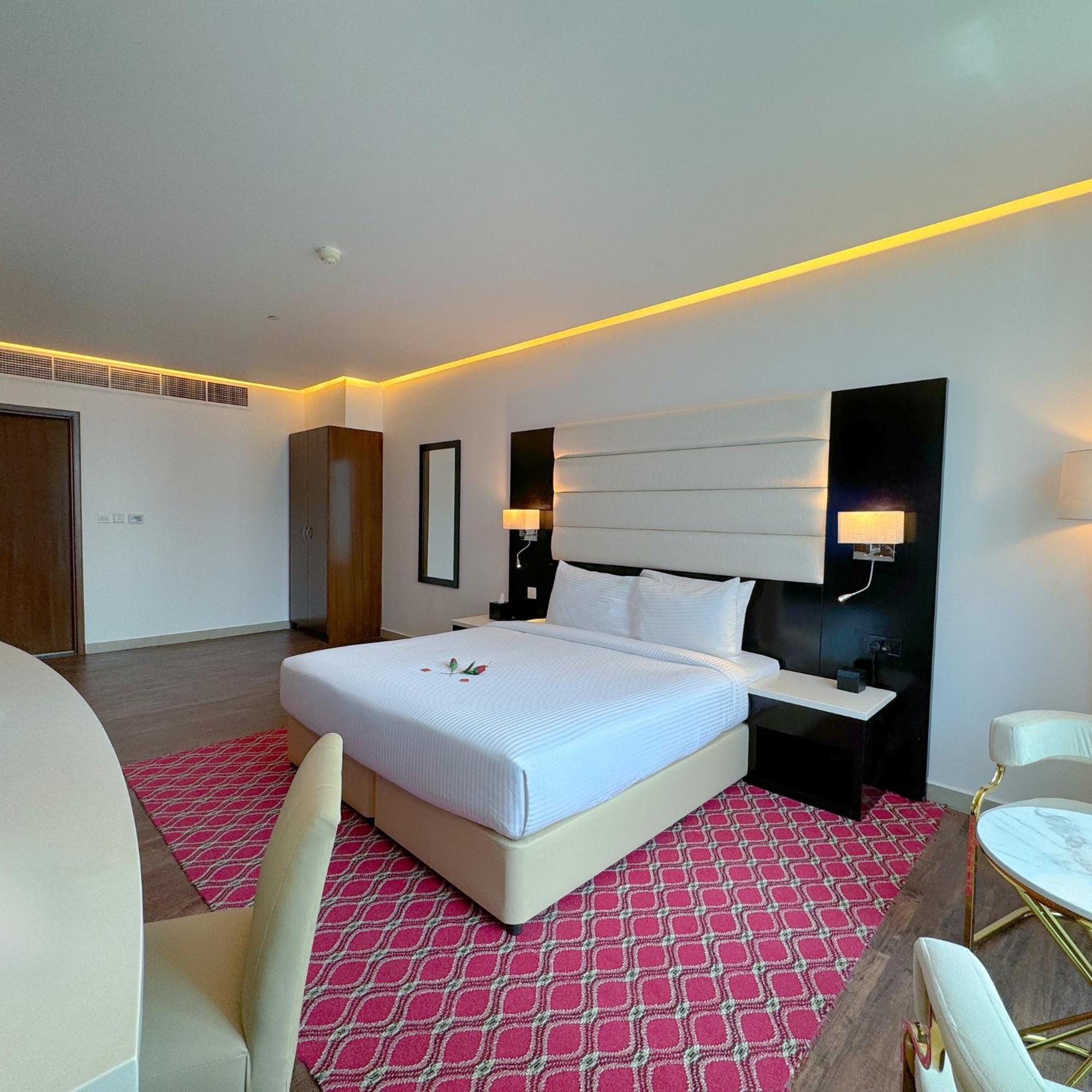 דובאי Sunday Mega Hotel Sheikh Zayed Road Near Difc Formerly Emirates Grand Hotel מראה חיצוני תמונה